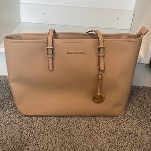 Large Michael kors bag never used